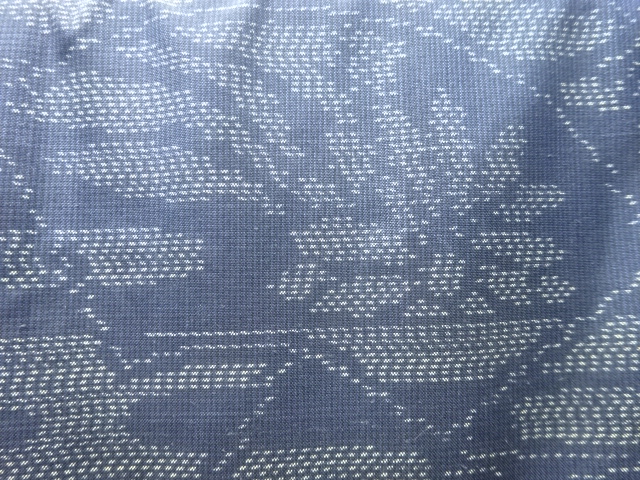 アンティーク　地紙に花模様織出し本場泥大島紬着物